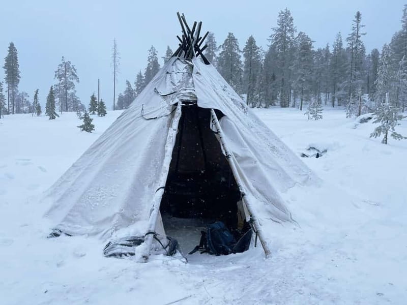 Arctic Gateway: Snowshoeing Expedition in Lapland - The campfire warm-up with hot drinks and snacks