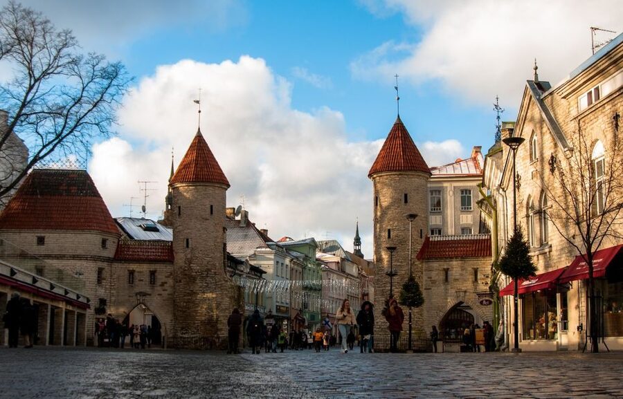 From Helsinki: Luxury Trip to Tallinn Ferry +VIP Car - The 2-hour ferry crossing, with buffet lunch and real sea views