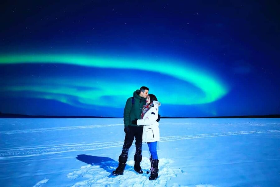 From Rovaniemi: Lakeside Aurora’s Paparazzi Photography - Open-fire comfort: the campfire snack part is not just filler