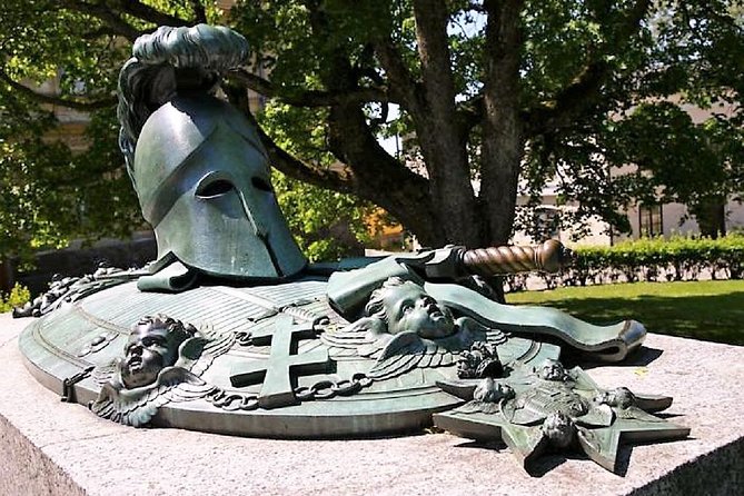 Helsinki and Suomenlinna Sightseeing Tour - Uspenski Cathedral and Helsinki Cathedral: two styles, two worlds of belief