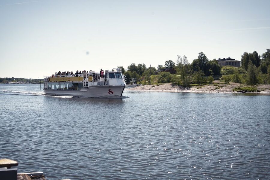 Helsinki: City Highlights 1.5-Hour Archipelago Cruise - Korkeasaari Zoo coastline and Katajanokka harbor: two very different Helsinki impressions