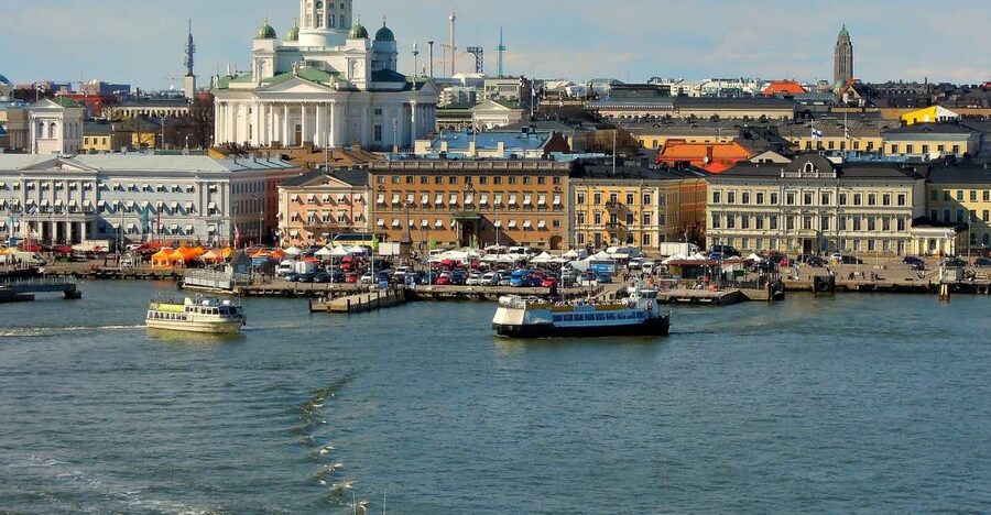 Helsinki: Express Walk with a Local in 60 minutes - Local pacing, small-group questions, and the food-and-drink payoff