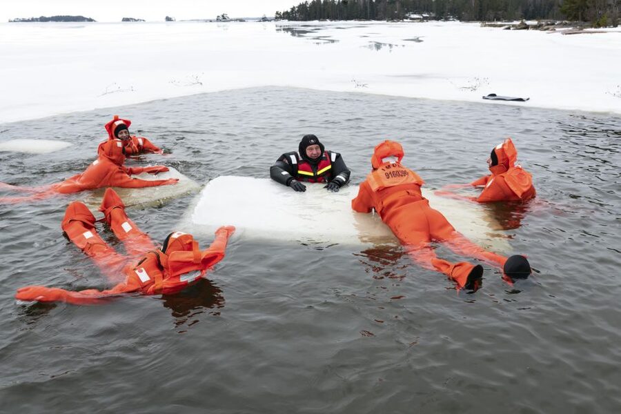Helsinki: Floating Experience in a Survival Suit - What to Wear (and What Helps) for Real Comfort in Winter