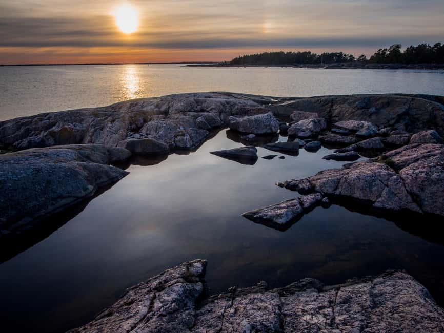 Helsinki: Midnight Sun Kayaking Tour with Campfire - Entering the Eastern Helsinki Archipelago at Midnight Sun