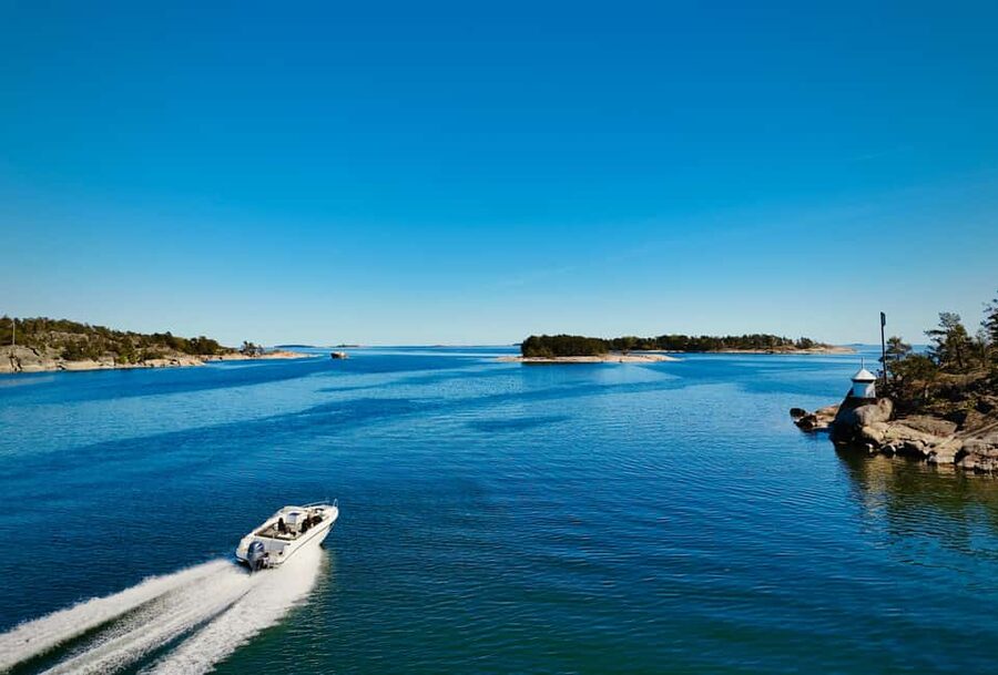Helsinki: Private Boat Tour - Boat Setup and Comfort: Canopy, Closed Space, Table, and a Refrigerator