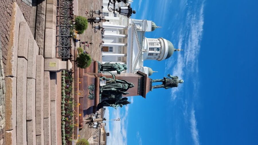 Helsinki: Private City Highlights Tour by VIP car - Uspenski Cathedral and Helsinki Cathedral: two silhouettes, one city
