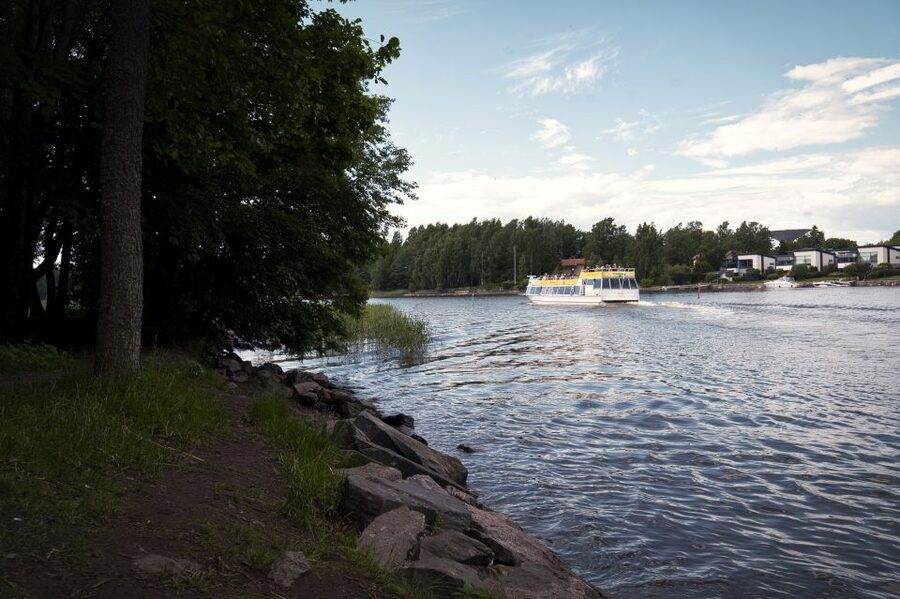 Helsinki: Sightseeing Canal Cruise with Audio Commentary - Audio commentary, booklets, and keeping the story audible