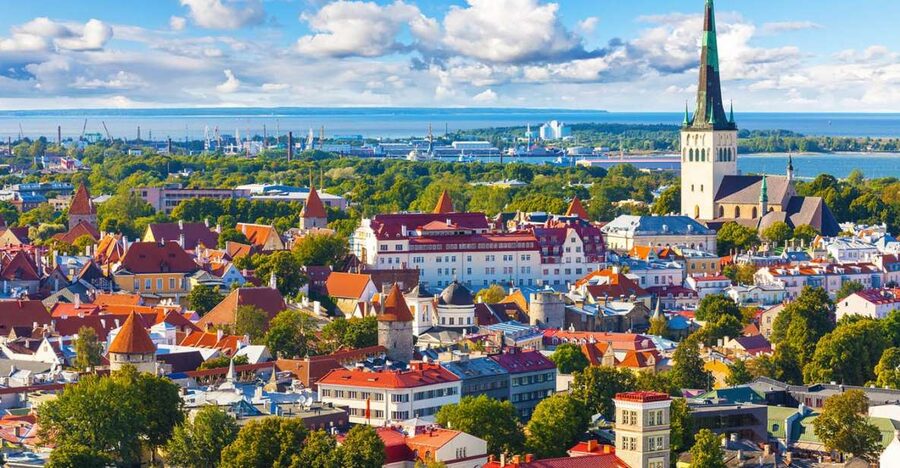 Helsinki: Tallinn Guided Day Tour with Ferry Crossing - Kadriog Park: the Russian-influence stop beyond the medieval core