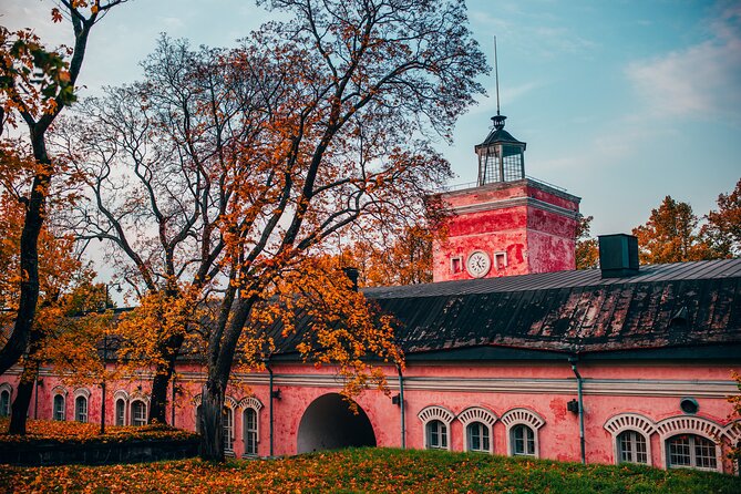 Helsinki walking tour with a city planner - A city planner walk that makes downtown click