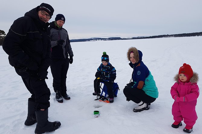 Ice fishing by car with hot beverages at Pyhä-Luosto - A smooth two hours: how the experience plays out