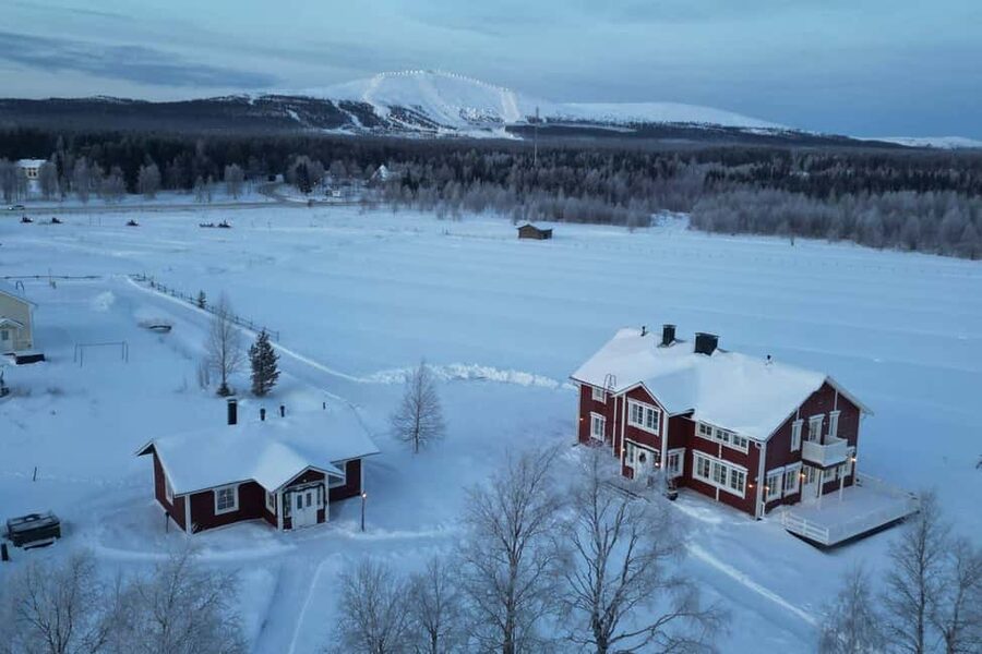 Ice-Fishing by Foot on Lake Ylläsjärvi - Drilling your own hole: the moment it becomes real