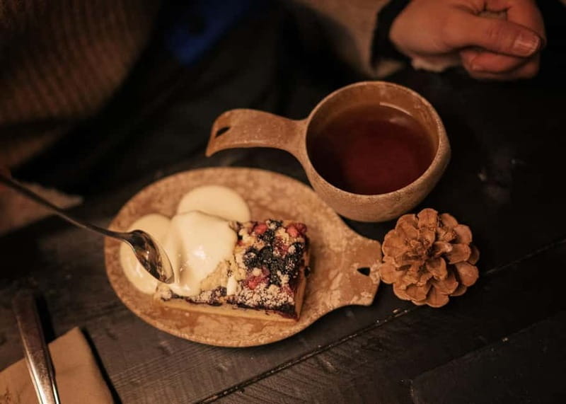 Kemi-Tornio: Reindeer farm experience - Warming up in the Lappish hut with hot drinks and pastries