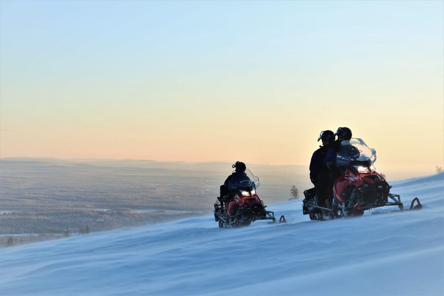 King of Ylläs: Snowmobiling to the Hill - Where you start, how the group works, and meeting time reality
