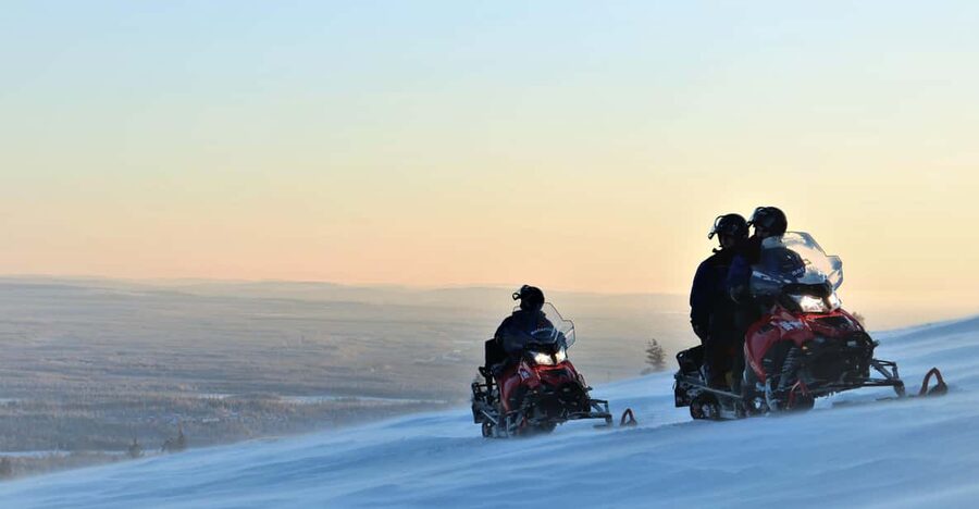 King of Ylläs: Snowmobiling to the Hill - Snowmobile instruction and safety style: be ready to follow the track