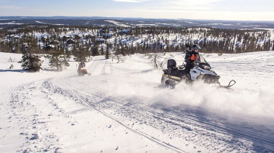 Levi: 4 Hour Snowmobile Safari to the Fells in Levi - Speed, stops, and driving setup: why single riding helps