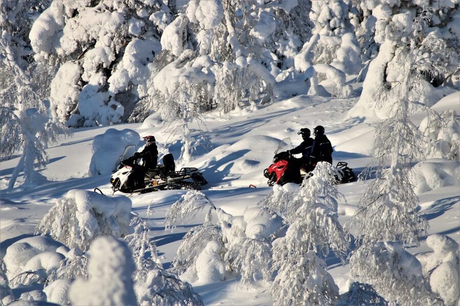 Levi: Easy Snowmobile Safari into the Nature - Before the engine starts: what you do at check-in