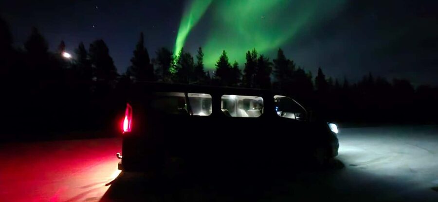 Levi: Northern Lights by Minivan with hot drinks and snacks - The warm drink, the snacks, and the cold-wait strategy