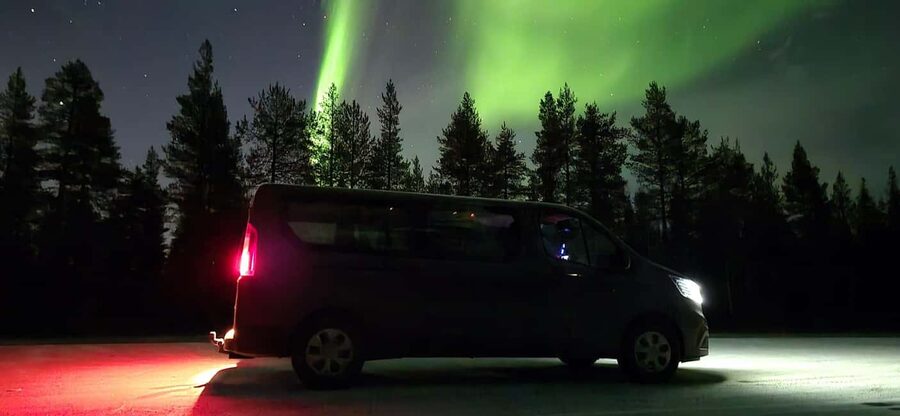 Levi: Northern Lights by Minivan with hot drinks and snacks - The 3-hour aurora hunt: photo stops, sightseeing, and wildlife viewing