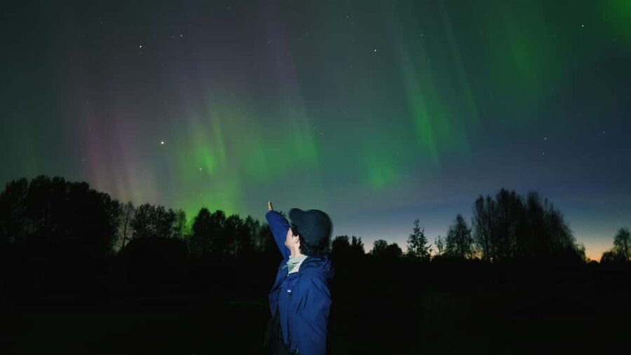 Northern Lights photography tour with BBQ - What to wear: winter overalls and shoes are not included