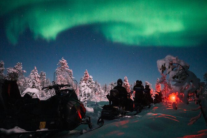 Northern lights safari by snowmobile - Who drives: snowmobile license rules and the easiest way to plan