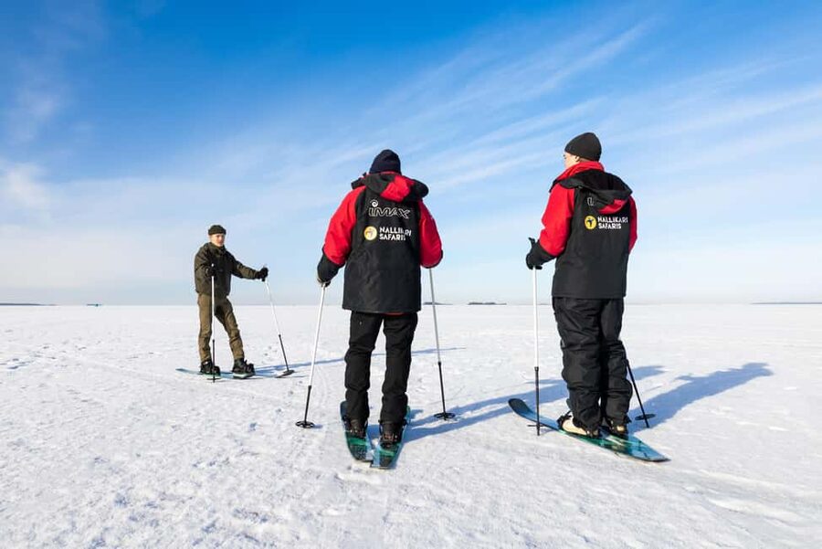 Oulu: Arctic Sea Snowshoe Experience - Getting started at Nallikari Experience Center, then fitted for real winter walking