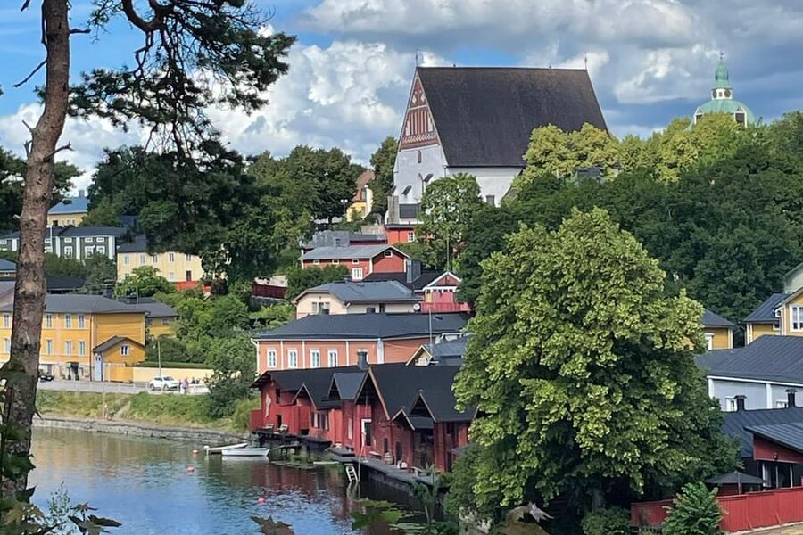 Private Helsinki and Porvoo Combo by Car - Helsinki’s best blocks: Senate Square, Market Square, Esplanadi