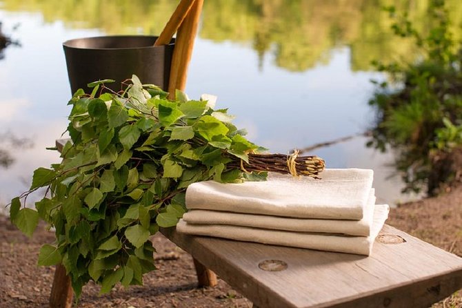 Private Traditional Lakeside Sauna with Midnight Sun - The lakeside wooden sauna: private, traditional, and centered on comfort