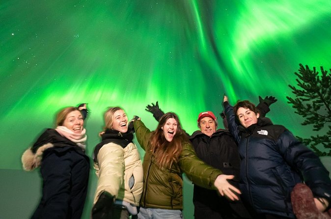 Pyhä-Luosto Northern Lights Adventure with Aurora Viewing - What happens on the bus ride and why the guides matter