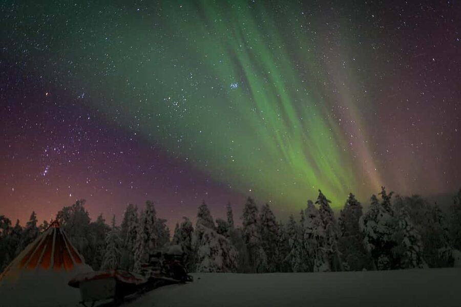 Rovaniemi: Auroras Northern Lights Trip - guaranteed lights - Warming Up at the Wilderness Lodge: More Than Just a Bathroom Break