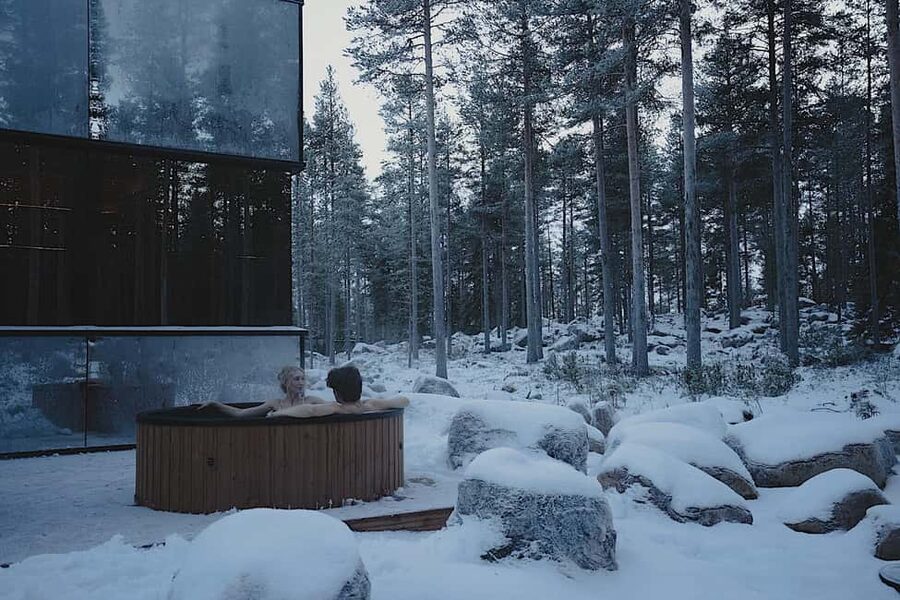 Rovaniemi: Forest Spa, Outdoor hot tubs and bathrobe dinner - Where it starts at Invisible Forest Lodge