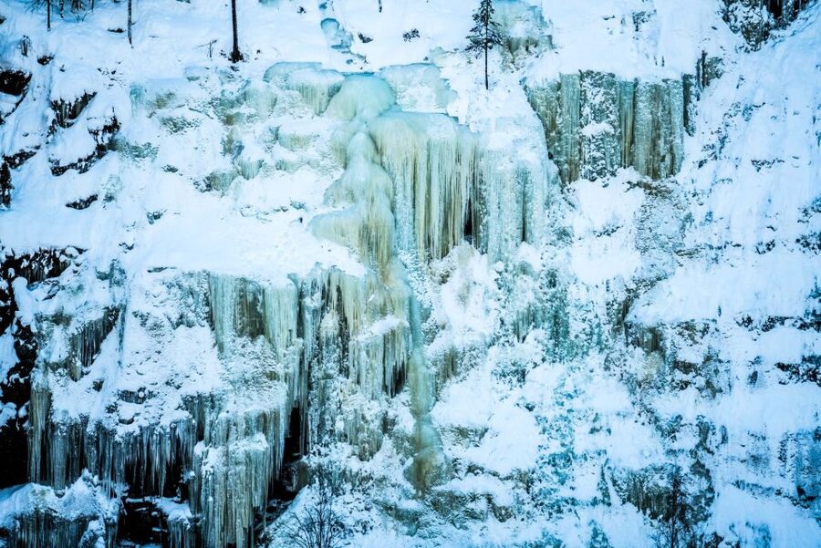 Rovaniemi: Frozen Waterfalls of Korouoma Canyon & Pro Photos - Lean-to campfire BBQ: the lunch break that feels like a real moment