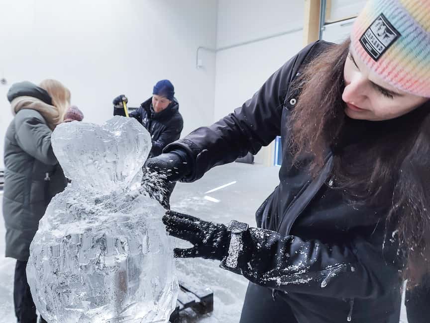 Rovaniemi: Ice sculpting experience with Transfers - Arctic SnowHotel in Rovaniemi, ice rooms and a guided start