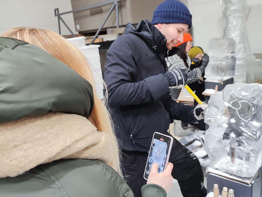 Rovaniemi: Ice sculpting experience with Transfers - Keeping warm while you work, clothing and realistic expectations