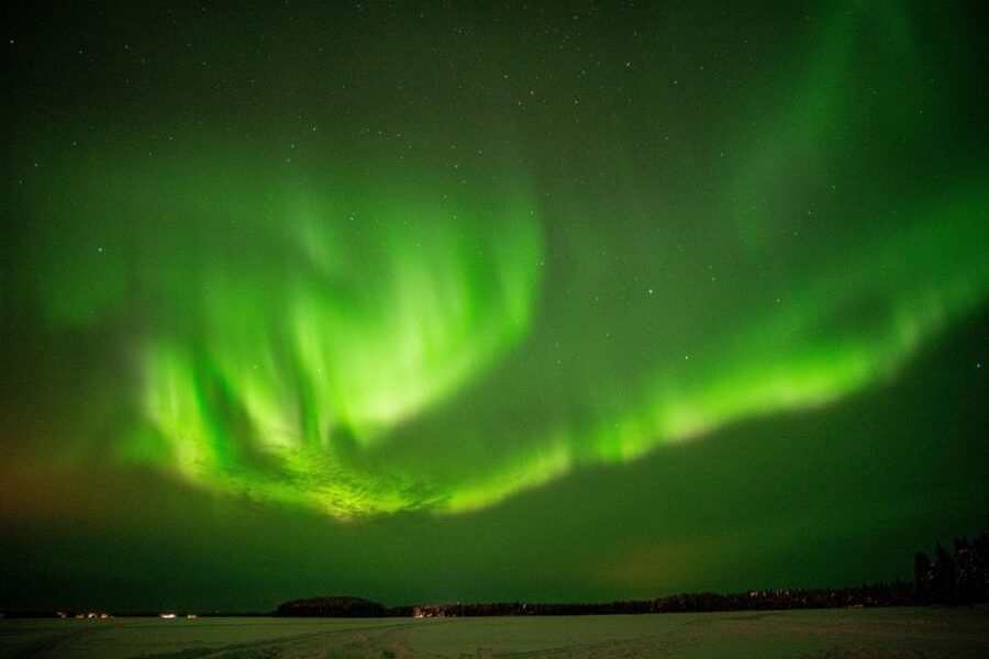 Rovaniemi: Night Sky lappish Barbecue - Hotel pickup, minivan ride, and the 20 to 50 km aurora chase