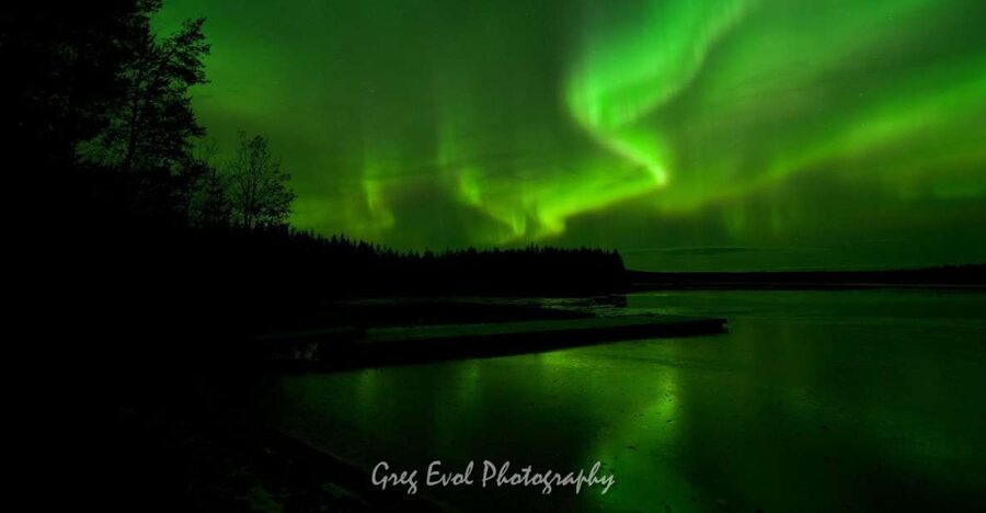 Rovaniemi: Northern Lights Hunting in Lappish old cottage - What the guide is doing while you wait