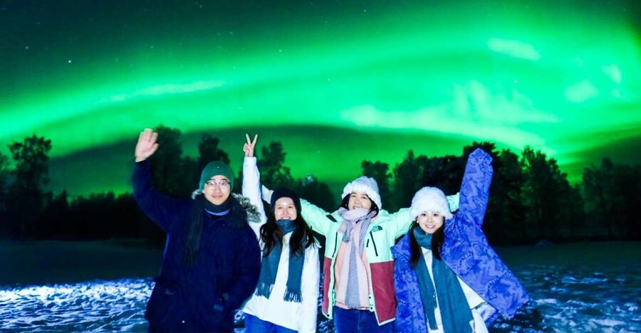 Rovaniemi: Northern Lights Tour with Guaranteed Sightings - What you get for Arctic comfort: thermal gear, drinks, and warmth breaks