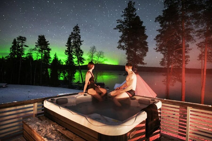 Rovaniemi: Northern Lights Trip with Arctic Sauna & Jacuzzi - Entering the Arctic forest: sauna, ice sauna conditions, and your comfort setup