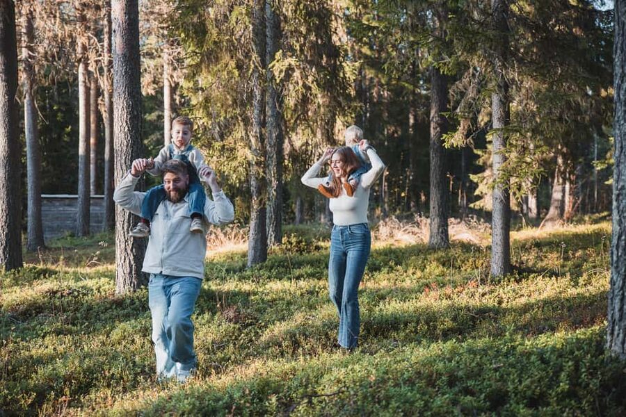 Rovaniemi: Private Photoshoot Experience in Lapland - Why a private Rovaniemi photoshoot beats self-timing in Lapland