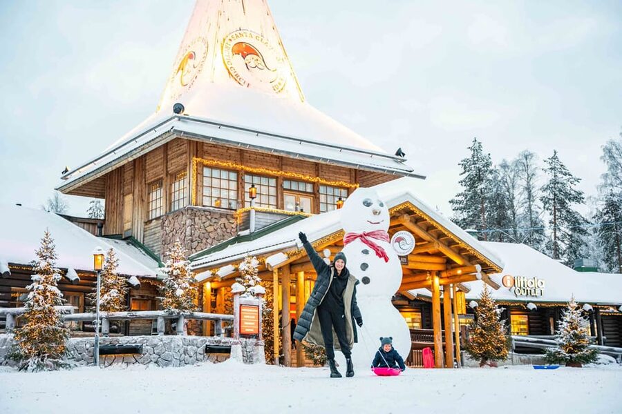 Rovaniemi: Private Pro Photoshoot in Santa Claus Village - Should You Book This Santa Claus Village Photoshoot?