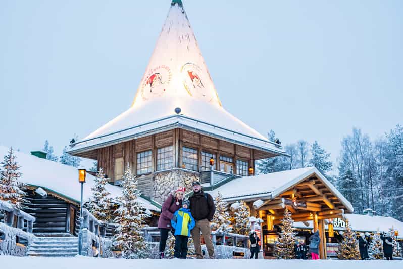 Rovaniemi: Private Pro Photoshoot in Santa Claus Village - Private Pro Photoshoot in Santa Claus Village, 90 Minutes of Arctic Circle Keepsakes