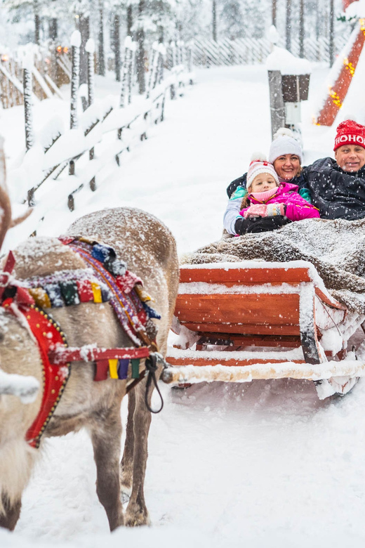 Rovaniemi: Private Pro Photoshoot in Santa Claus Village - How the 1.5-Hour Photoshoot Works in the Village