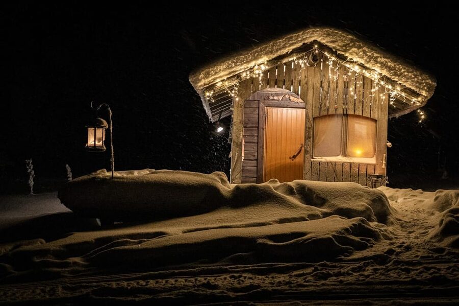 Rovaniemi: Private Sauna and Ice Swimming Tour with Snacks - A private lakeside sauna you can actually enjoy