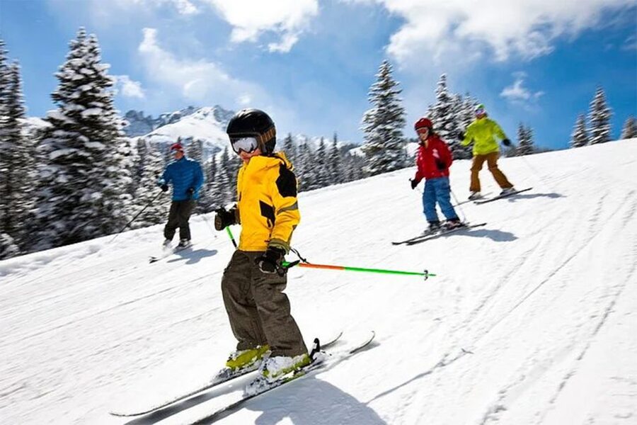 Rovaniemi: Slalom and Alpine Skiing - A family-friendly ski day in Lapland, with real kid handling