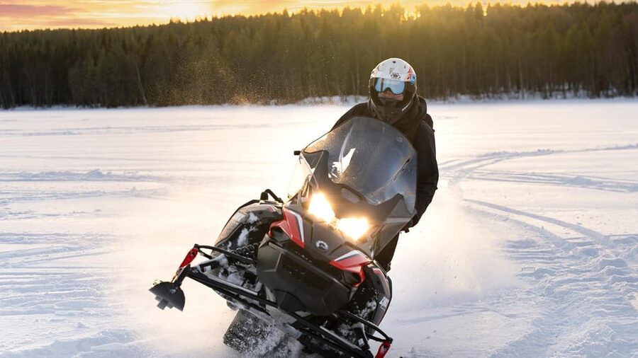 Rovaniemi: Snowmobile Safari, Reindeer & Husky Sleigh Ride - Husky farm stop and the short husky sleigh ride