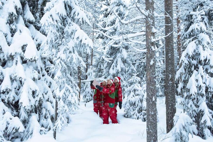 Rovaniemi: Snowshoe walk with Santa's cheerful Elf - The 1.5-hour snowshoe walk, built for a slow winter pace