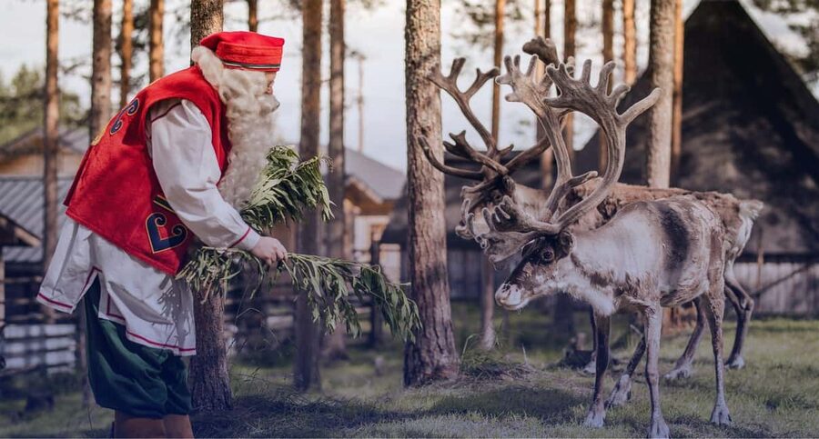 Rovaniemi: Tour to Santa Claus Village with Hotel Transfer - Guides, Photo Help, and Staying Comfortable in Cold Weather