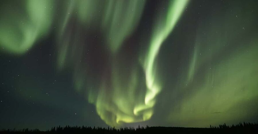 Saariselkä: Aurora Photo Tour by Car with Transfer & Drinks - Saariselkä at night, and why this tour exists