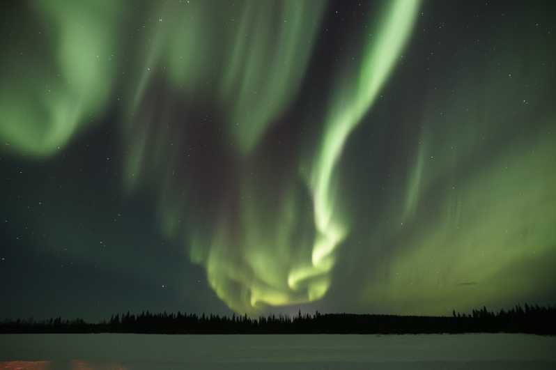Saariselkä: Aurora Photo Tour by Car with Transfer & Drinks - The 3-hour flow: pickup, aurora hotspots, then back to your room