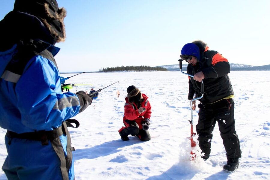 Saariselkä: Ice Fishing Tour to Lake Inari, reindeers& lunch - Getting Warm Fast in Ivalo Before the Cold Starts