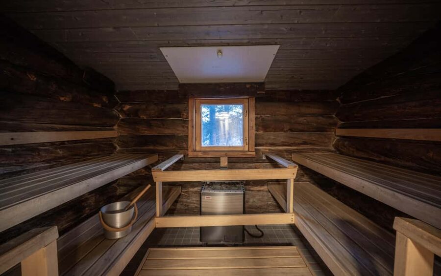 Saariselkä: Kuukkeli Saunaworld (Smoke Sauna) - Outdoor Aurora panoramic sauna: wide views, cold air, and the reindeer factor